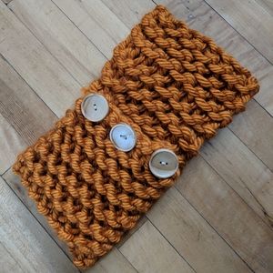 Cowel with buttons